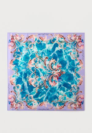 Štvorcový šál so stredom s modrým vzorom vody a ozdobnými ružovými, broskyňovými a zlatými kvetinovými ornamentmi na levanduľovom okraji.