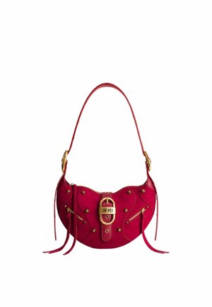 Sac d'épaule rouge en forme de croissant avec des clous dorés, des fermetures éclair et une boucle centrale portant l'inscription JW PEI, doté d'une seule bandoulière avec des boucles dorées.