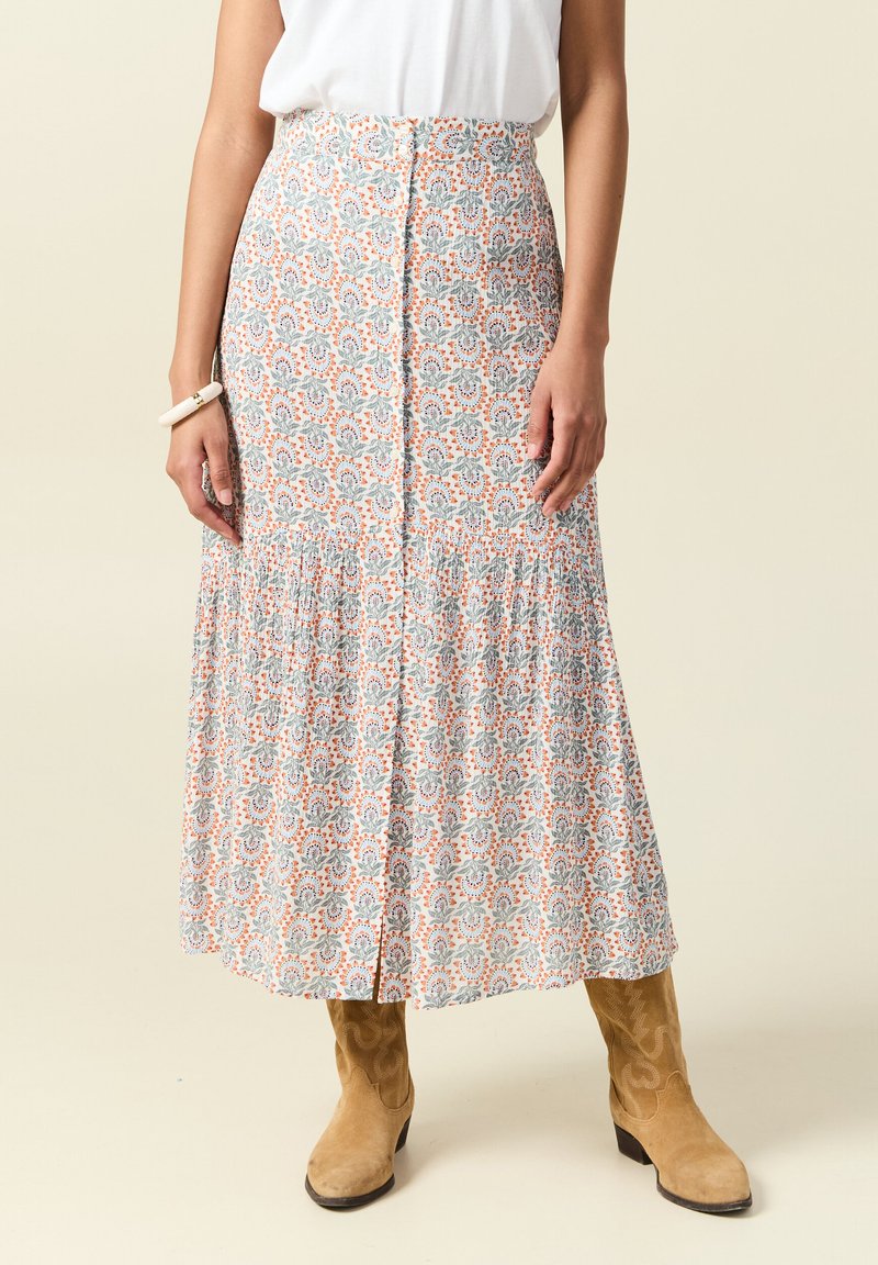 Gonna maxi floreale con motivi bianchi, blu e arancioni, caratterizzata da un design a strati, un bottone frontale e un dettaglio elastico in vita.