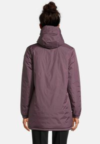 Giacca isolante viola con cappuccio, dotata di polsini elasticizzati, taglio lungo e finitura liscia e lucida. Marchio visibile sul retro.