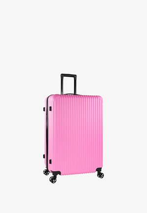 Maleta rígida de color rosa brillante. Presenta ranuras verticales, un asa retráctil y cuatro ruedas negras para facilitar la movilidad.