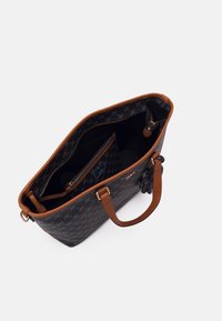 Musta olkalaukku, jossa on ruskeat nahkahihnat ja yksityiskohdat, kuvioitu sisusta, sisällä vetoketjutasku ja kiillotetut metalliosat.