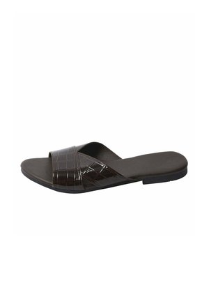 Sort flad slidesandal med bred præget blank rem og simpel polstret fodseng på hvid baggrund.