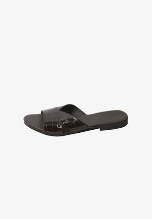 Sort flad slidesandal med bred præget blank rem og simpel polstret fodseng på hvid baggrund.