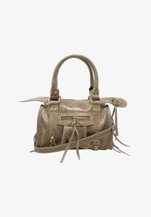 Borsa a mano in pelle beige con hardware in oro, manici arrotondati, superficie testurizzata e nappine. Presenta una tasca frontale con zip e una tracolla staccabile.