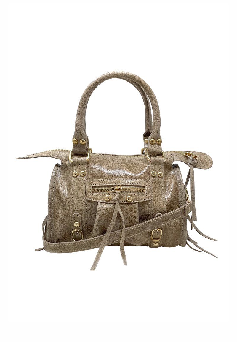 Borsa a mano in pelle beige con hardware in oro, manici arrotondati, superficie testurizzata e nappine. Presenta una tasca frontale con zip e una tracolla staccabile.