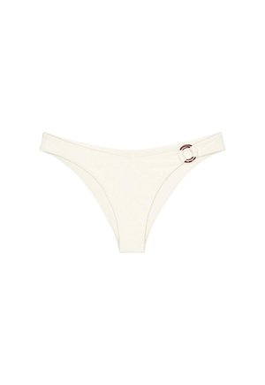 Białe majtki od bikini z niskim stanem i ozdobną okrągłą klamrą w kolorze żółwia na prawym biodrze.