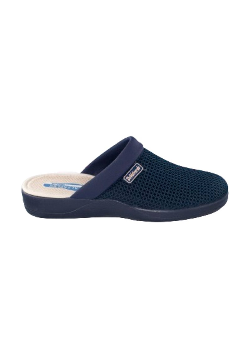 Zuecos de malla azul marino con suela acolchada beige, parte trasera abierta y un tacón ligeramente elevado. Presentan un parche de logo en el lateral.