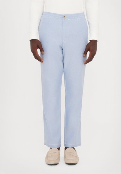 Lichtblauwe, rechte broek met een elastische tailleband en een knoopsluiting. Gemaakt van zacht materiaal en voorzien van subtiele stikseldetails.