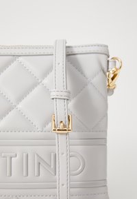 Sac à épaule VALENTINO Ada Shopping Bag - Couleur Perla - Gris - Neuf Avec étiquettes
