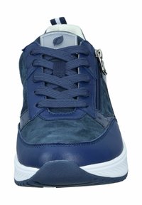 Sneaker in navy suede and leather, featuring lace up front, side zipper, and a white outsole with textured patterns.