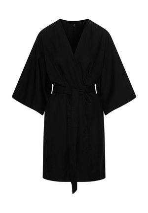 Czarna sukienka do kolan z szerokimi rękawami, dekoltem w serek i pasującym paskiem z tego samego materiału wiązanym w talii.