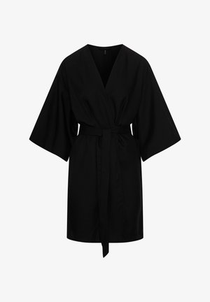 Czarna sukienka do kolan z szerokimi rękawami, dekoltem w serek i pasującym paskiem z tego samego materiału wiązanym w talii.