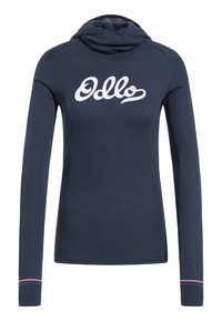Marinefarbener Hoodie mit langen Ärmeln, der ein weißes "Odlo"-Logo auf der Brust trägt, sowie dünne rote und weiße Streifen an den Ärmeln. Weicher, strukturierter Stoff.