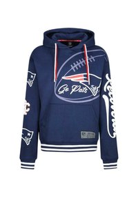 Marinblå hoodie med vita detaljer, prydd med fotbollsgraphics, texten "Go Pats" och laglogotyper på ärmarna. Framsidan har en ficka.