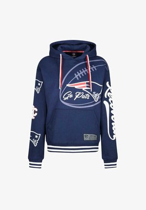 Marineblauwe hoodie met witte accenten, voorzien van voetbaldetails, "Go Pats" tekst en teamlogo's op de mouwen. Inclusief voorzak.