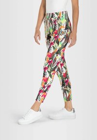 Farverige bukser i slim-fit med blomsterprint i et let materiale, med en blanding af grønne, pink, orange og gule nuancer, samt en glat tekstur.