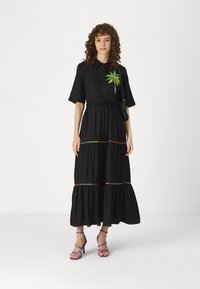 Rochie maxi neagră cu mâneci scurte, închidere cu nasturi, broderie cu palmieri verzi, accente cu un model multicolor și talie cu panglică.