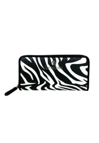 Portafoglio in stampa zebra bianco e nero con una finitura in pelle testurizzata, dotato di chiusura con zip e un accento in hardware dorato con logo.