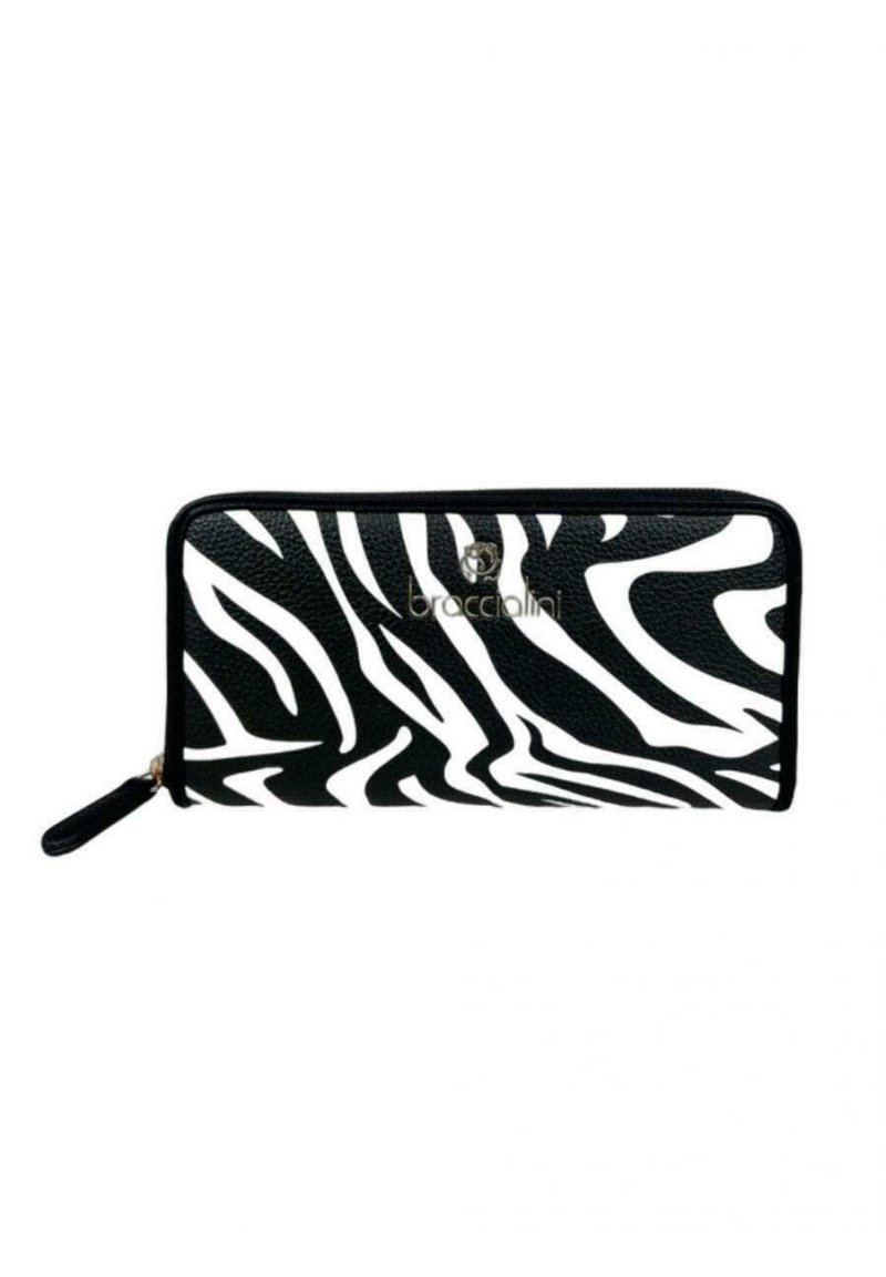 Portafoglio in stampa zebra bianco e nero con una finitura in pelle testurizzata, dotato di chiusura con zip e un accento in hardware dorato con logo.