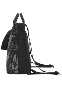 Mochila negra con un acabado texturizado, que presenta un patrón de hojas grises en un lado y correas negras ajustables. Dos asas en la parte superior para llevarla.