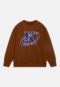 Felpa marrone con scollo rotondo, in evidenza un grande logo ricamato blu e bianco con la lettera “K” e il design “1987” sul davanti.