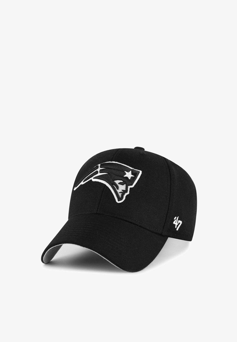 Schwarze Baseballkappe mit dem New England Patriots Logo in Weiß und Grau auf der Vorderseite und einer kleinen weißen '47', die seitlich eingestickt ist.