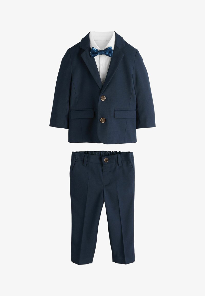 Costume bleu marine pour tout-petit avec blazer, pantalon assorti, chemise blanche et nœud papillon bleu fleuri.