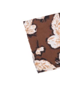 Tessuto marrone con un motivo floreale in beige e accenti marrone scuro. Texture morbida, bordi irregolari e forma drappeggiata.