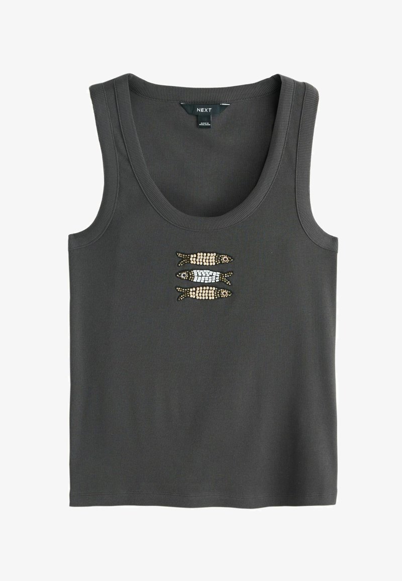 Ciemnoszary, bezrękawnik z prążkowanej dzianiny z trzema dekoracyjnymi rybkami z koralików na środku, biała rybka między dwiema beżowymi.