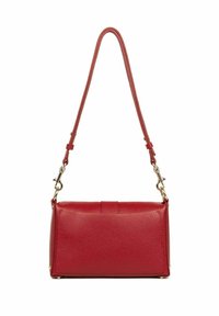 Borsa in pelle rossa con finitura testurizzata, forma rettangolare, tracolla regolabile e dettagli in metallo dorato.