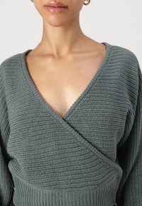 ONLY Petite ONLNINA V NECK - Vesta - balsam green