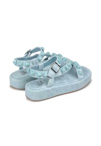 Sandali platform in suede blu con borchie decorative azzurre, cinturino regolabile alla caviglia e superficie morbida e texture. Suola piatta senza battistrada.