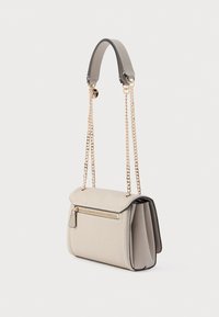 Beige taske i kunstlæder med klaplukning, guldkæde som rem og lynlåslomme foran; har et struktureret design og kontrasterende sorte detaljer.