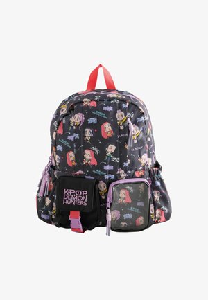 Zwarte rugzak met kleurrijke Kpop Demon Hunters cartoonfiguren, paarse en rode accenten, voorvakken en een rode bovenste handgreep.
