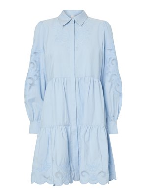 Lys blå kjole til knelengde med lange, pustede ermer, broderte blomstrete utskjæringer på ermene og nederkanten, knappelukking foran og bølget nederkant.