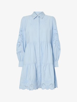 Lys blå kjole til knelengde med lange, pustede ermer, broderte blomstrete utskjæringer på ermene og nederkanten, knappelukking foran og bølget nederkant.