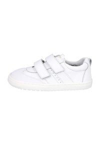 Zapatillas blancas con dos correas de Velcro, parte superior de cuero suave y tela texturizada, suela de goma y pequeños pespuntes decorativos en el lateral.