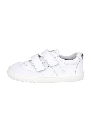 Zapatillas blancas con dos correas de Velcro, parte superior de cuero suave y tela texturizada, suela de goma y pequeños pespuntes decorativos en el lateral.