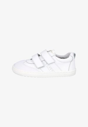 Zapatillas blancas con dos correas de Velcro, parte superior de cuero suave y tela texturizada, suela de goma y pequeños pespuntes decorativos en el lateral.