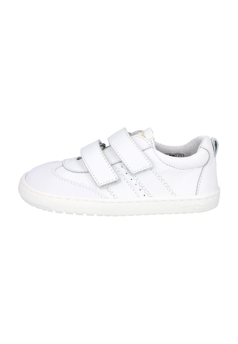 Zapatillas blancas con dos correas de Velcro, parte superior de cuero suave y tela texturizada, suela de goma y pequeños pespuntes decorativos en el lateral.