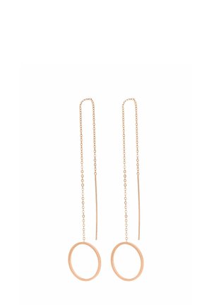 Boucles d'oreilles fil dorées délicates avec de fines chaînes et de simples anneaux circulaires ouverts aux extrémités sur fond blanc.