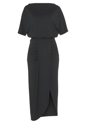 Vestido negro con parte superior suelta y hombros descubiertos, cintura fruncida. Presenta tela frontal drapeada con una abertura lateral y textura suave.