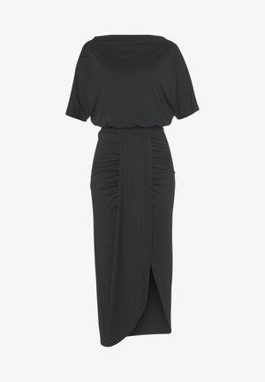 Czarna sukienka z luźnym, odkrytym ramieniem i marszczoną talią. Charakteryzuje się drapowaną tkaniną z przodu, bocznym rozcięciem i gładką fakturą.