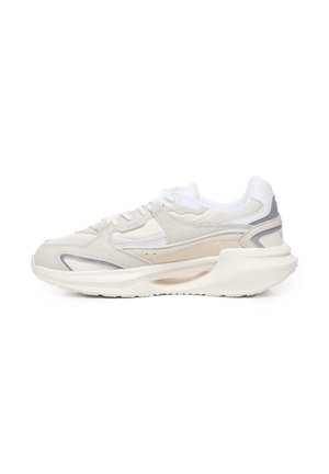 Sneaker atletico leggero in crema e bianco. Presenta una tomaia in rete testurizzata con dettagli in pelle liscia e una suola spessa.