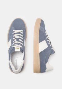Zapatillas de ante azul claro con detalles en cuero blanco, punta redonda, suela de goma beige y sistema de cierre con cordones beige.