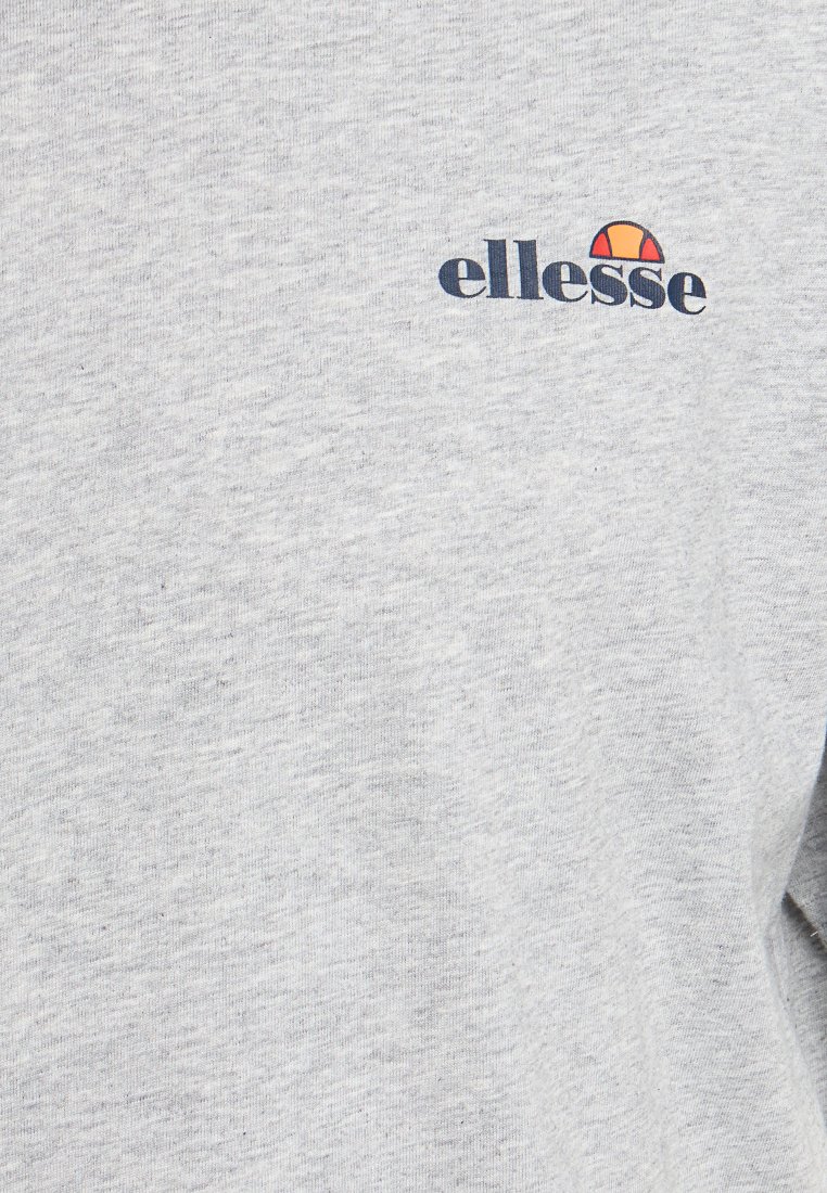 Szary materiał z granatowym napisem "ellesse" oraz pomarańczowym, półpłaskim logo piłki tenisowej powyżej napisu na górnej części klatki piersiowej.