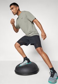 Nike Performance HYVERSE - T-skjorte til trening - dark stucco/black
