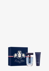 Zestaw Tommy Hilfiger Impact zawiera przezroczystą szklaną butelkę zapachu z purpurową zakrętką oraz tubkę niebieskiego żelu pod prysznic w dopasowanym pudełku.