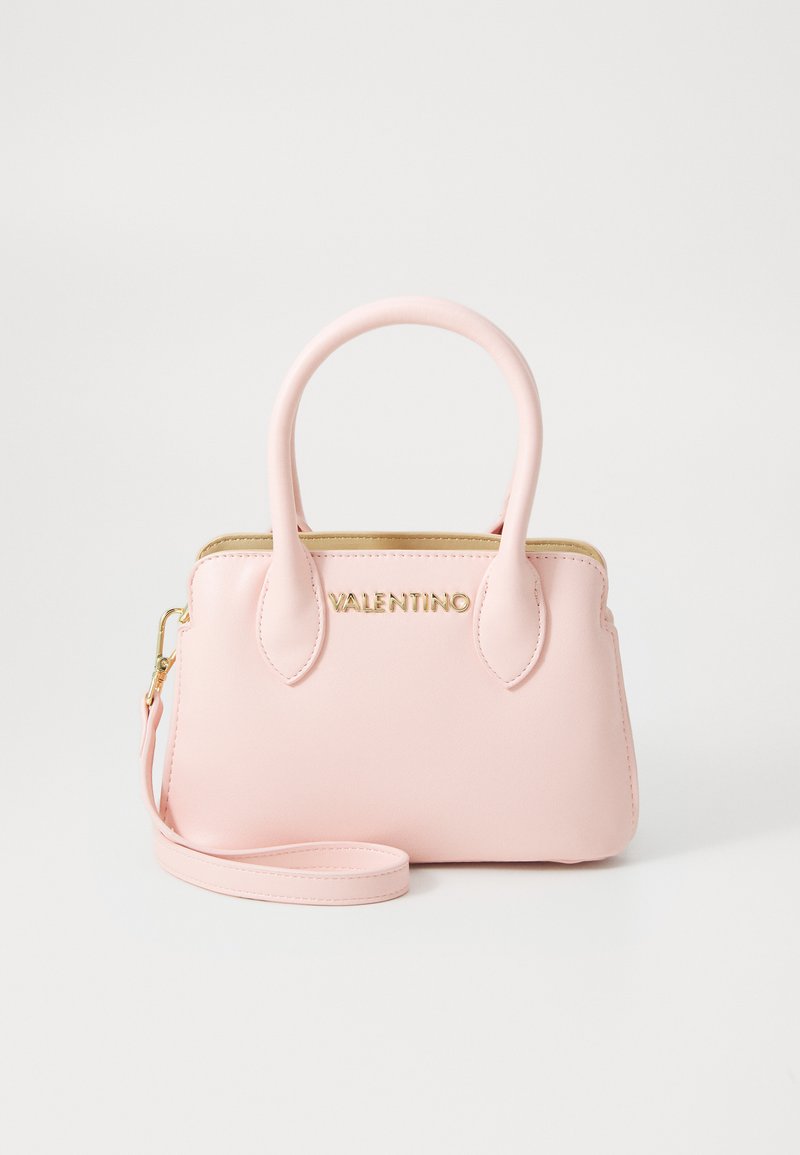 Ροζ τσαντάκι από συνθετικό δέρμα με χρυσούς μεταλλικούς εξαρτήματα, διπλές χειρολαβές και αποσπώμενο λουρί ώμου. Διαθέτει ανάγλυφο όνομα του brand στο μπροστινό μέρος.